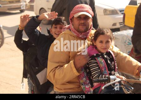 201120 -- HASAKAH, le 20 novembre 2020 -- des enfants prennent une moto sur le chemin de l'école dans la province de Hasakah, dans le nord-est de la Syrie, le 19 novembre 2020. POUR ALLER AVEC la caractéristique : les enfants syriens poursuivent des études malgré danger Str/Xinhua SYRIA-HASAKAH-SCHOOL-CHILDREN Stringer PUBLICATIONxNOTxINxCHN Banque D'Images