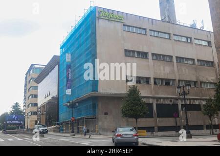 Oviedo, Espagne, le 06 septembre 2023 : la façade principale du bâtiment Telefonica à Oviedo lors de l'opération saoudienne STC acquiert une participation de 9,9% dans Telefonica le 06 septembre 2023, à Oviedo, en Espagne. Crédit : Alberto Brevers / Alamy Live News Banque D'Images