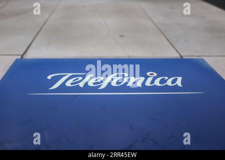 Oviedo, Espagne, 06 septembre 2023 : le panneau à l'entrée du bâtiment avec le logo Telefonica pendant l'opérateur saoudien STC acquiert une participation de 9,9% dans Telefonica le 06 septembre 2023, à Oviedo, Espagne. Crédit : Alberto Brevers / Alamy Live News Banque D'Images