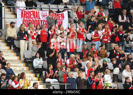 Linkoping, Suède. 06 septembre 2023. Bilborsen Arena, Linkoping, Suède, 6 septembre 2023 : les supporters d'Arsenal célèbrent leur but pendant le match dans la Ligue des Champions de qualification de l'UEFA Womens Champions League Path group 3 le 6 septembre 2023 entre Arsenal FC et Linkoping FC à Bilborsen Arena à Linkoping, Suède (Peter Sonander/SPP) crédit : SPP Sport Press photo. /Alamy Live News Banque D'Images