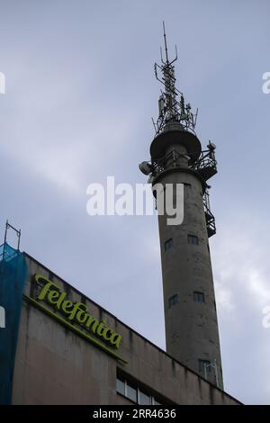 Oviedo, Espagne, 06 septembre 2023 : les antennes que le bâtiment Telefonica a à Oviedo pendant l'opérateur saoudien STC acquiert une participation de 9,9% dans Telefonica le 06 septembre 2023, à Oviedo, Espagne. Crédit : Alberto Brevers / Alamy Live News Banque D'Images