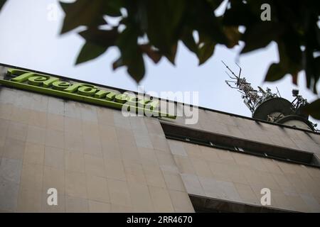 Oviedo, Espagne, le 06 septembre 2023 : le logo Telefonica à côté de l'avant le bâtiment à Oviedo pendant l'opérateur saoudien STC acquiert une participation de 9,9% dans Telefonica le 06 septembre 2023, à Oviedo, Espagne. Crédit : Alberto Brevers / Alamy Live News Banque D'Images