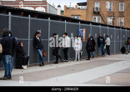 201122 -- NEW YORK, le 22 novembre 2020 -- des gens font la queue à un point de test du COVID-19 dans le quartier de Brooklyn à New York, aux États-Unis, le 21 novembre 2020. Le nombre total de cas de COVID-19 aux États-Unis a dépassé 12 millions samedi, selon le Center for Systems Science and Engineering CSSE de l’Université Johns Hopkins. Photo de /Xinhua U.S.-NEW YORK-COVID-19-CAS MichaelxNagle PUBLICATIONxNOTxINxCHN Banque D'Images