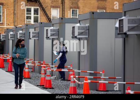 201122 -- NEW YORK, le 22 novembre 2020 -- Un agent de santé R travaille dans un point de test COVID-19 dans le quartier de Brooklyn à New York, aux États-Unis, le 21 novembre 2020. Le nombre total de cas de COVID-19 aux États-Unis a dépassé 12 millions samedi, selon le Center for Systems Science and Engineering CSSE de l’Université Johns Hopkins. Photo de /Xinhua U.S.-NEW YORK-COVID-19-CAS MichaelxNagle PUBLICATIONxNOTxINxCHN Banque D'Images