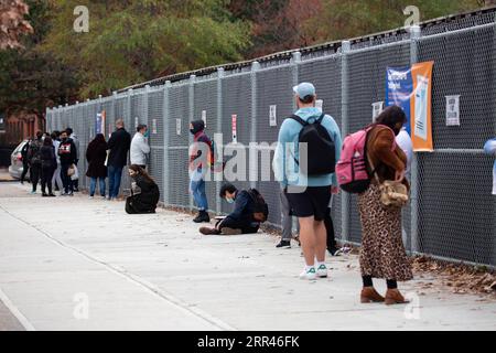 201122 -- NEW YORK, le 22 novembre 2020 -- des gens font la queue à un point de test du COVID-19 dans le quartier de Brooklyn à New York, aux États-Unis, le 21 novembre 2020. Le nombre total de cas de COVID-19 aux États-Unis a dépassé 12 millions samedi, selon le Center for Systems Science and Engineering CSSE de l’Université Johns Hopkins. Photo de /Xinhua U.S.-NEW YORK-COVID-19-CAS MichaelxNagle PUBLICATIONxNOTxINxCHN Banque D'Images