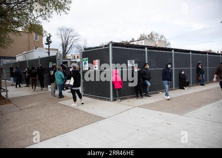 201122 -- NEW YORK, le 22 novembre 2020 -- des gens font la queue à un point de test du COVID-19 dans le quartier de Brooklyn à New York, aux États-Unis, le 21 novembre 2020. Le nombre total de cas de COVID-19 aux États-Unis a dépassé 12 millions samedi, selon le Center for Systems Science and Engineering CSSE de l’Université Johns Hopkins. Photo de /Xinhua U.S.-NEW YORK-COVID-19-CAS MichaelxNagle PUBLICATIONxNOTxINxCHN Banque D'Images