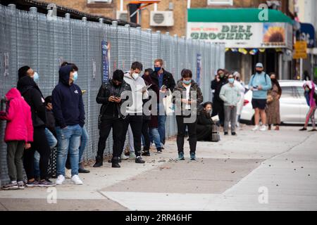 201122 -- NEW YORK, le 22 novembre 2020 -- des gens font la queue à un point de test du COVID-19 dans le quartier de Brooklyn à New York, aux États-Unis, le 21 novembre 2020. Le nombre total de cas de COVID-19 aux États-Unis a dépassé 12 millions samedi, selon le Center for Systems Science and Engineering CSSE de l’Université Johns Hopkins. Photo de /Xinhua U.S.-NEW YORK-COVID-19-CAS MichaelxNagle PUBLICATIONxNOTxINxCHN Banque D'Images