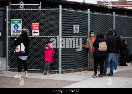 201122 -- NEW YORK, le 22 novembre 2020 -- des gens font la queue à un point de test du COVID-19 dans le quartier de Brooklyn à New York, aux États-Unis, le 21 novembre 2020. Le nombre total de cas de COVID-19 aux États-Unis a dépassé 12 millions samedi, selon le Center for Systems Science and Engineering CSSE de l’Université Johns Hopkins. Photo de /Xinhua U.S.-NEW YORK-COVID-19-CAS MichaelxNagle PUBLICATIONxNOTxINxCHN Banque D'Images