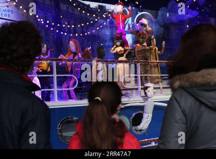 201123 -- PARIS, le 23 novembre 2020 -- des piétons s'arrêtent pour regarder la vitrine de Noël du grand magasin Printemps à Paris, France, le 22 novembre 2020. Les grands magasins ont dévoilé leurs vitrines de Noël bien qu'ils restent fermés pour affaires pendant la durée du deuxième confinement à travers la France. FRANCE-PARIS-VITRINE DE NOËL GaoxJing PUBLICATIONxNOTxINxCHN Banque D'Images