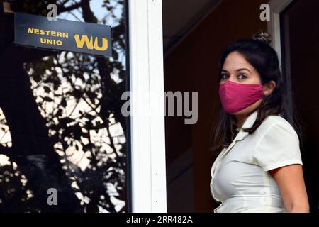 201124 -- LA HAVANE, le 24 novembre 2020 -- Une femme se tient à l'entrée d'un centre de services de Western Union à la Havane, Cuba, le 23 novembre 2020. POUR ALLER AVEC la caractéristique : les sanctions américaines forcent la fermeture importante du service de transfert d'argent à Cuba photo par /Xinhua CUBA-HAVANA-U.S. SANCTION-SERVICE DE TRANSFERT D'ARGENT-FERMETURE JoaquinxHernandez PUBLICATIONxNOTxINxCHN Banque D'Images