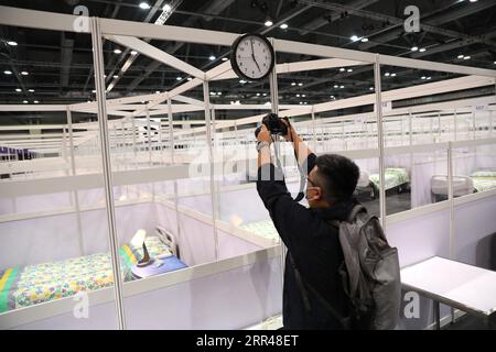 201124 -- HONG KONG, le 24 novembre 2020 -- Un reporter travaille dans un hôpital de fortune pour patients atteints de COVID-19 à l'AsiaWorld-Expo à Hong Kong, dans le sud de la Chine, le 24 novembre 2020. ALLER AVEC Hong Kong resserre les mesures de distanciation sociale avec 80 nouveaux cas de COVID-19 enregistrés. CHINE-HONG KONG-COVID-19-CAS CN WUXXIAOCHU PUBLICATIONXNOTXINXCHN Banque D'Images