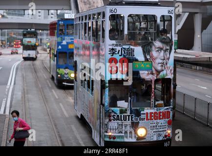 201124 -- HONG KONG, le 24 novembre 2020 -- Un piéton portant un masque facial traverse une route à Hong Kong, dans le sud de la Chine, le 24 novembre 2020. ALLER AVEC Hong Kong resserre les mesures de distanciation sociale avec 80 nouveaux cas de COVID-19 enregistrés. CHINE-HONG KONG-COVID-19-CAS CN LIXGANG PUBLICATIONXNOTXINXCHN Banque D'Images