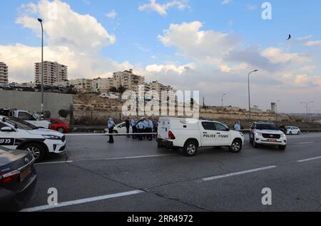 201125 -- CISJORDANIE, le 25 novembre 2020 -- des membres de la sécurité israélienne vérifient une voiture après une tentative d'attaque à la voiture au poste de contrôle az-ZA ayyem en Cisjordanie occupée par Israël, le 25 novembre 2020. La police israélienne a abattu mercredi un palestinien qui aurait tenté de mener une attaque à la voiture piégée contre les forces de sécurité en dehors de Jérusalem, ont déclaré les autorités israéliennes. Photo de /Xinhua MIDEAST-CISJORDANIE-AZ-ZA AYYEM CHECKPOINT-TENTATIVE D'ATTAQUE MuammarxAwad PUBLICATIONxNOTxINxCHN Banque D'Images