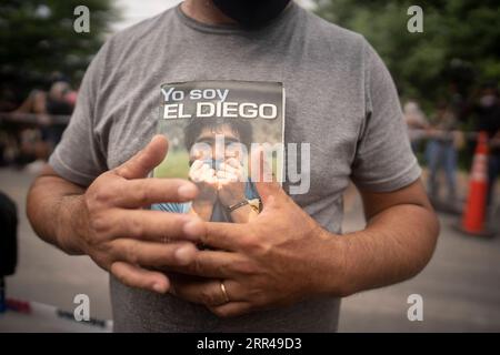 201126 -- PÉKIN, le 26 novembre 2020 -- Un homme détient une autobiographie de Diego Maradona, légende du football argentin, dans le district de Tigre, à la périphérie nord de Buenos Aires, Argentine, le 25 novembre 2020. Maradona, qui a eu 60 ans à la fin du mois d’octobre, a subi mercredi une crise cardiaque qui a entraîné un arrêt cardiorespiratoire. Il meurt chez lui dans la banlieue nord de Buenos Aires. Photo de /Xinhua XINHUA PHOTOS DU JOUR MartinxZabala PUBLICATIONxNOTxINxCHN Banque D'Images