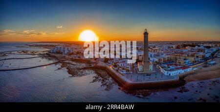 Vue drone du phare de Chipiona à l'aube dans la province de Cadix. Espagne. Banque D'Images