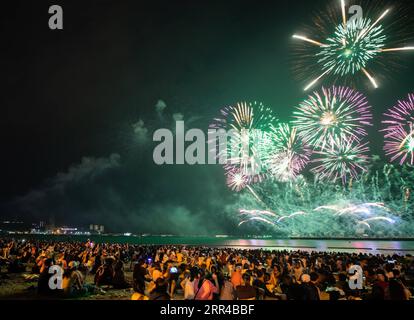 201128 -- PATTAYA, le 28 novembre 2020 -- les gens assistent à un spectacle de feux d'artifice pendant le Festival des feux d'artifice de Pattaya 2020 à Pattaya, Thaïlande, le 27 novembre 2020. Le festival nocturne a lieu le 27-28 novembre dans la zone de plage de Pattaya sous le thème de Light is Life THAILAND-PATTAYA-FIREWORKS FESTIVAL ZhangxKeren PUBLICATIONxNOTxINxCHN Banque D'Images