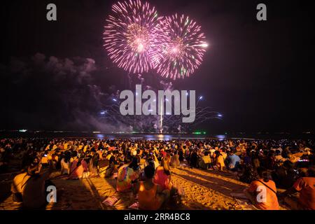 201128 -- PATTAYA, le 28 novembre 2020 -- les gens assistent à un spectacle de feux d'artifice pendant le Festival des feux d'artifice de Pattaya 2020 à Pattaya, Thaïlande, le 27 novembre 2020. Le festival nocturne a lieu le 27-28 novembre dans la zone de plage de Pattaya sous le thème de Light is Life THAILAND-PATTAYA-FIREWORKS FESTIVAL ZhangxKeren PUBLICATIONxNOTxINxCHN Banque D'Images