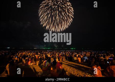 201128 -- PATTAYA, le 28 novembre 2020 -- les gens assistent à un spectacle de feux d'artifice pendant le Festival des feux d'artifice de Pattaya 2020 à Pattaya, Thaïlande, le 27 novembre 2020. Le festival nocturne a lieu le 27-28 novembre dans la zone de plage de Pattaya sous le thème de Light is Life THAILAND-PATTAYA-FIREWORKS FESTIVAL ZhangxKeren PUBLICATIONxNOTxINxCHN Banque D'Images