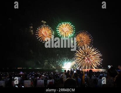 201128 -- PATTAYA, le 28 novembre 2020 -- les gens assistent à un spectacle de feux d'artifice pendant le Festival des feux d'artifice de Pattaya 2020 à Pattaya, Thaïlande, le 27 novembre 2020. Le festival nocturne a lieu le 27-28 novembre dans la zone de plage de Pattaya sous le thème de Light is Life . THAÏLANDE-PATTAYA-FIREWORKS FESTIVAL ZhangxKeren PUBLICATIONxNOTxINxCHN Banque D'Images