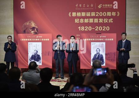 201128 -- BEIJING, le 28 novembre 2020 -- des invités assistent à l'événement de lancement des timbres commémoratifs marquant le 200e anniversaire de naissance de Friedrich Engels à Beijing, capitale de la Chine, le 28 novembre 2020. L'événement de lancement d'une série de 2 timbres commémoratifs marquant le 200e anniversaire de naissance de Friedrich Engels a eu lieu ici samedi. CHINA-STAMPS-ENGELS-ANNIVERSAIRE-SORTIE CN LUXPENG PUBLICATIONXNOTXINXCHN Banque D'Images