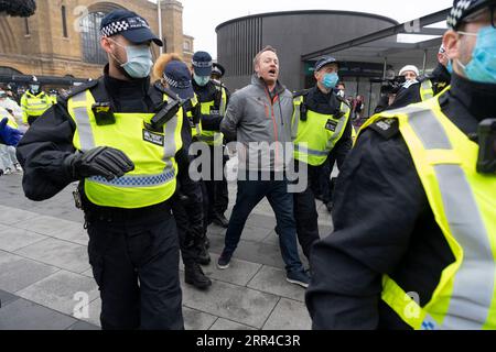 201128 -- LONDRES, le 28 novembre 2020 -- Un manifestant est arrêté par des policiers lors d'une manifestation anti-confinement à Londres, en Grande-Bretagne, le 28 novembre 2020. Plus de 60 personnes ont été arrêtées alors que des manifestants anti-confinement se sont affrontés à la police dans le centre de Londres samedi, ont rapporté les médias locaux. Photo de /Xinhua BRITAIN-LONDON-COVID-19-ANTI-LOCKDOWN-PROTEST RayxTang PUBLICATIONxNOTxINxCHN Banque D'Images