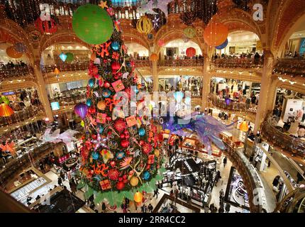 201129 -- PARIS, le 29 novembre 2020 -- Un arbre de Noël géant est vu au grand magasin Lafayette lors de sa première réouverture à Paris, France, le 28 novembre 2020. Samedi, la France a entamé la première phase de sa stratégie de réouverture en trois étapes. Tous les magasins non essentiels ont repris leurs activités selon un protocole sanitaire strict : fournir au moins 8 mètres carrés de surface de vente pour chaque client, circulation unidirectionnelle et ventilation suffisante. Les hospitalisations COVID-19 en France ont encore diminué samedi alors que le pays a entamé une sortie de confinement en trois étapes. FRANCE-PARIS-COVID-19-CONFINEMENT-ASSOUPLISSEMENT G Banque D'Images