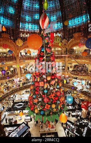 201129 -- PARIS, le 29 novembre 2020 -- Un arbre de Noël géant est vu au grand magasin Lafayette lors de sa première réouverture à Paris, France, le 28 novembre 2020. Samedi, la France a entamé la première phase de sa stratégie de réouverture en trois étapes. Tous les magasins non essentiels ont repris leurs activités selon un protocole sanitaire strict : fournir au moins 8 mètres carrés de surface de vente pour chaque client, circulation unidirectionnelle et ventilation suffisante. Les hospitalisations COVID-19 en France ont encore diminué samedi alors que le pays a entamé une sortie de confinement en trois étapes. FRANCE-PARIS-COVID-19-CONFINEMENT-ASSOUPLISSEMENT G Banque D'Images