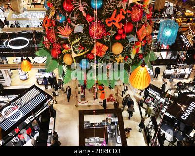 201129 -- PARIS, le 29 novembre 2020 -- des visiteurs visitent le grand magasin Lafayette lors de sa première journée de réouverture à Paris, France, le 28 novembre 2020. Samedi, la France a entamé la première phase de sa stratégie de réouverture en trois étapes. Tous les magasins non essentiels ont repris leurs activités selon un protocole sanitaire strict : fournir au moins 8 mètres carrés de surface de vente pour chaque client, circulation unidirectionnelle et ventilation suffisante. Les hospitalisations COVID-19 en France ont encore diminué samedi alors que le pays a entamé une sortie de confinement en trois étapes. FRANCE-PARIS-COVID-19-ASSOUPLISSEMENT DU CONFINEMENT GaoxJing PUBLICATIONxN Banque D'Images