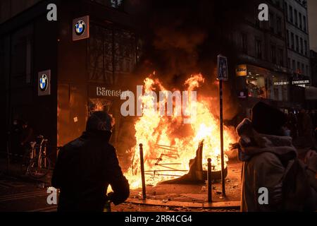 201129 -- PARIS, le 29 novembre 2020 -- des voitures sont brûlées par des manifestants lors d'affrontements avec la police lors d'une manifestation à Paris, France, le 28 novembre 2020. Des violences ont éclaté entre la police et les manifestants à Paris et dans d'autres villes françaises lors des manifestations de samedi contre un projet de loi controversé qui restreint la publication d'images de police. Photo de /Xinhua FRANCE-PARIS-DÉMONSTRATION AurelienxMorissard PUBLICATIONxNOTxINxCHN Banque D'Images