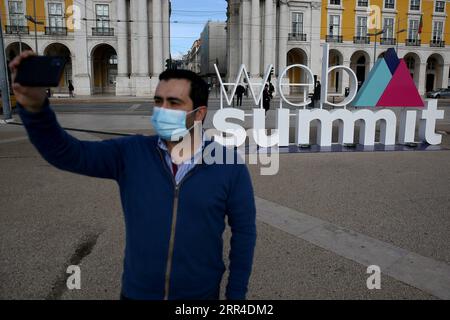 201201 -- LISBONNE, 1 décembre 2020 -- Un homme portant un masque facial prend des selfies avec le fond d'un logo du Web Summit dans le centre-ville de Lisbonne, Portugal, le 30 novembre 2020. Web Summit, l'un des plus grands événements mondiaux dans le domaine de la technologie, de l'innovation et de l'entrepreneuriat, se tiendra entièrement en ligne cette année du 2 au 4 décembre à Lisbonne en raison de la pandémie de COVID-19. Photo de /Xinhua PORTUGAL-LISBON-WEB SUMMIT PetroxFiuza PUBLICATIONxNOTxINxCHN Banque D'Images