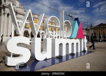 201201 -- LISBONNE, le 1 décembre 2020 -- Un homme portant un masque facial passe devant un logo de Web Summit dans le centre-ville de Lisbonne, Portugal, le 30 novembre 2020. Web Summit, l'un des plus grands événements mondiaux dans le domaine de la technologie, de l'innovation et de l'entrepreneuriat, se tiendra entièrement en ligne cette année du 2 au 4 décembre à Lisbonne en raison de la pandémie de COVID-19. Photo de /Xinhua PORTUGAL-LISBON-WEB SUMMIT PetroxFiuza PUBLICATIONxNOTxINxCHN Banque D'Images