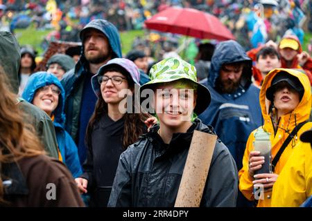 Sourires à la scène de montagne principale malgré la pluie et la boue de pluie. Green Man Festival, Brecon, pays de Galles, Royaume-Uni, 2023. Photo : Rob Watkins Banque D'Images