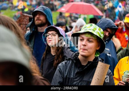 Sourires à la scène de montagne principale malgré la pluie et la boue de pluie. Green Man Festival, Brecon, pays de Galles, Royaume-Uni, 2023. Photo : Rob Watkins Banque D'Images