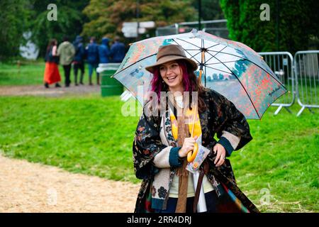 Une grande atmosphère dans le champ principal Mountain Stage dans la pluie et la boue de pluie de pluie. Green Man Festival, Brecon, pays de Galles, Royaume-Uni, 2023. Photo : Rob Watkins Banque D'Images