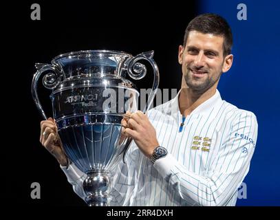 201201 -- BEIJING, 1 décembre 2020 -- Novak Djokovic de Serbie pose avec son trophée ATP World No 1 lors de la finale ATP World Tour 2020 à Londres, Grande-Bretagne, le 15 novembre 2020. Portraits de novembre 2020 HanxYan PUBLICATIONxNOTxINxCHN Banque D'Images