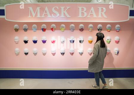 201201 -- TOKYO, 1 décembre 2020 -- une photo prise le 30 novembre 2020 montre une boutique sur le thème des masques lors de son activité de prévisualisation à Yokohama, au Japon. Une boutique sur le thème du masque nommée Mask Paradise vendant divers produits liés au masque a ouvert mardi à Yokohama. La boutique devrait ouvrir pendant un mois. JAPON-YOKOHAMA-MASQUE-THÈME BOUTIQUE DuxXiaoyi PUBLICATIONxNOTxINxCHN Banque D'Images