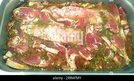 Merveilleuse viande d'agneau assaisonnée d'herbes fraîches et d'épices typiques Banque D'Images