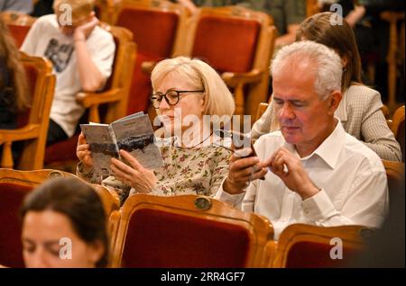 Non exclusive : LVIV, UKRAINE - 5 SEPTEMBRE 2023 - les visiteurs assistent à la présentation du nouveau recueil de poèmes, Skrypnykivka, de l'écrivain ukrainien Banque D'Images