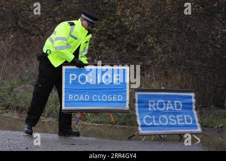 201204 -- AVONMOUTH, le 4 décembre 2020 -- Un policier déplace un panneau près de la scène d'une explosion dans une usine de traitement des eaux usées à Avonmouth, près de la ville de Bristol, dans le sud-ouest de l'Angleterre, en Grande-Bretagne, le 4 décembre 2020. Quatre personnes ont été tuées jeudi dans une grande explosion dans une usine de traitement des eaux usées à Avonmouth, a confirmé la police locale. Photo de /Xinhua BRITAIN-AVONMOUTH-EXPLOSION-USINE DE TRAITEMENT DES EAUX USÉES TimxIreland PUBLICATIONxNOTxINxCHN Banque D'Images