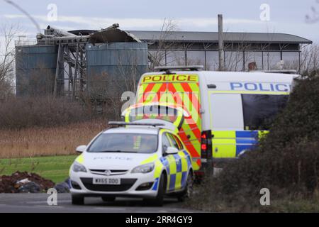 201204 -- AVONMOUTH, 4 décembre 2020 -- une photo prise le 4 décembre 2020 montre des véhicules de police près de la scène d'une explosion dans une usine de traitement des eaux usées à Avonmouth, près de la ville de Bristol, dans le sud-ouest de l'Angleterre, en Grande-Bretagne. Quatre personnes ont été tuées jeudi dans une grande explosion dans une usine de traitement des eaux usées à Avonmouth, a confirmé la police locale. Photo : Tim Ireland/Xinhua BRITAIN-AVONMOUTH-EXPLOSION-USINE DE TRAITEMENT DES EAUX USÉES HanxYan PUBLICATIONxNOTxINxCHN Banque D'Images