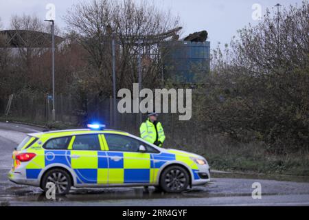 201204 -- AVONMOUTH, 4 décembre 2020 -- Un policier est vu près de la scène d'une explosion dans une usine de traitement des eaux usées à Avonmouth, près de la ville de Bristol, dans le sud-ouest de l'Angleterre, en Grande-Bretagne, le 4 décembre 2020. Quatre personnes ont été tuées jeudi dans une grande explosion dans une usine de traitement des eaux usées à Avonmouth, a confirmé la police locale. Photo : Tim Ireland/Xinhua BRITAIN-AVONMOUTH-EXPLOSION-USINE DE TRAITEMENT DES EAUX USÉES HanxYan PUBLICATIONxNOTxINxCHN Banque D'Images