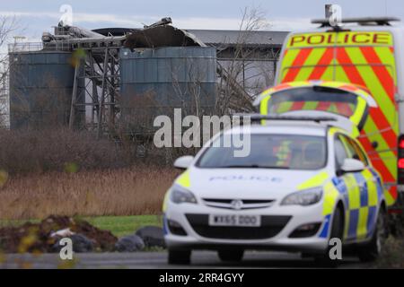 201204 -- AVONMOUTH, 4 décembre 2020 -- une photo prise le 4 décembre 2020 montre des véhicules de police près de la scène d'une explosion dans une usine de traitement des eaux usées à Avonmouth, près de la ville de Bristol, dans le sud-ouest de l'Angleterre, en Grande-Bretagne. Quatre personnes ont été tuées jeudi dans une grande explosion dans une usine de traitement des eaux usées à Avonmouth, a confirmé la police locale. Photo de /Xinhua BRITAIN-AVONMOUTH-EXPLOSION-USINE DE TRAITEMENT DES EAUX USÉES TimxIreland PUBLICATIONxNOTxINxCHN Banque D'Images