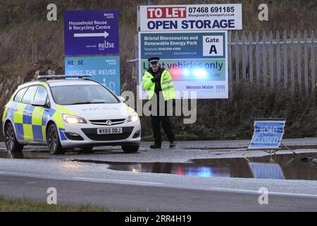 201204 -- AVONMOUTH, 4 décembre 2020 -- Un policier est vu près de la scène d'une explosion dans une usine de traitement des eaux usées à Avonmouth, près de la ville de Bristol, dans le sud-ouest de l'Angleterre, en Grande-Bretagne, le 4 décembre 2020. Quatre personnes ont été tuées jeudi dans une grande explosion dans une usine de traitement des eaux usées à Avonmouth, a confirmé la police locale. Photo : Tim Ireland/Xinhua BRITAIN-AVONMOUTH-EXPLOSION-USINE DE TRAITEMENT DES EAUX USÉES HanxYan PUBLICATIONxNOTxINxCHN Banque D'Images