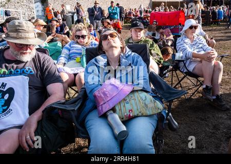 Une femme d'âge moyen dort tard dans la soirée sur la scène de Walled Garden au Green Man Festival, Brecon, pays de Galles, Royaume-Uni, 2023. Photo : Rob Watkins Banque D'Images