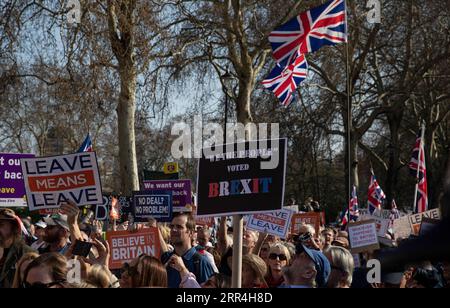 201205 -- LONDRES, 5 décembre 2020 -- photo prise le 29 mars 2019 montre des manifestants pro-Brexit qui manifestent devant les chambres du Parlement à Londres, en Grande-Bretagne. Après une semaine d’intenses négociations commerciales à Londres, les négociateurs en chef de la Grande-Bretagne et de l’Union européenne ont convenu vendredi de suspendre les pourparlers en raison de divergences importantes. GRANDE-BRETAGNE-LONDRES-BREXIT-NÉGOCIATIONS COMMERCIALES-PAUSE HANXYAN PUBLICATIONXNOTXINXCHN Banque D'Images