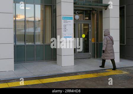 201205 -- MOSCOU, le 5 décembre 2020 -- Une femme entre dans une polyclinique qui participe au programme de vaccination de masse contre le COVID-19 à Moscou, en Russie, le 5 décembre 2020. Le maire de Moscou Sergei Sobianine a annoncé vendredi que la capitale russe avait lancé son programme de vaccination de masse contre le coronavirus. Les travailleurs médicaux, les enseignants et les employés des services sociaux seront les premiers à recevoir les vaccins, car ils appartiennent aux groupes les plus vulnérables, et plus de 5 000 personnes se sont déjà inscrites pour la vaccination, a déclaré Sobianin sur son blog. Photo de /Xinhua RUSSIE-MOSCOU-COVID-19-VACCIN AlexanderxZemliani Banque D'Images