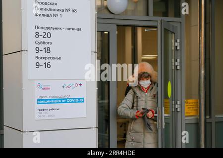 201205 -- MOSCOU, le 5 décembre 2020 -- Une femme portant un masque facial quitte une polyclinique qui participe au programme de vaccination de masse contre le COVID-19 à Moscou, en Russie, le 5 décembre 2020. Le maire de Moscou Sergei Sobianine a annoncé vendredi que la capitale russe avait lancé son programme de vaccination de masse contre le coronavirus. Les travailleurs médicaux, les enseignants et les employés des services sociaux seront les premiers à recevoir les vaccins, car ils appartiennent aux groupes les plus vulnérables, et plus de 5 000 personnes se sont déjà inscrites pour la vaccination, a déclaré Sobianin sur son blog. Photo de /Xinhua RUSSIA-MOSCOW-COVID-19-VACCINE al Banque D'Images