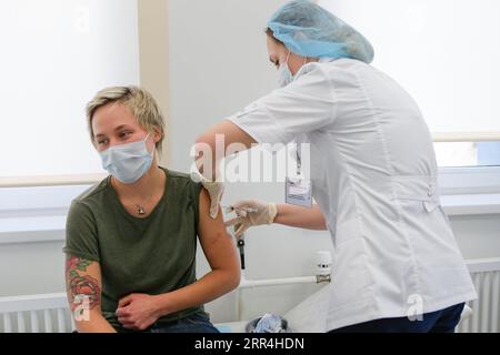 201205 -- MOSCOU, le 5 décembre 2020 -- Une femme reçoit l'injection du vaccin COVID-19 à Moscou, en Russie, le 5 décembre 2020. Le maire de Moscou Sergei Sobianine a annoncé vendredi que la capitale russe avait lancé son programme de vaccination de masse contre le coronavirus. Les travailleurs médicaux, les enseignants et les employés des services sociaux seront les premiers à recevoir les vaccins, car ils appartiennent aux groupes les plus vulnérables, et plus de 5 000 personnes se sont déjà inscrites pour la vaccination, a déclaré Sobianin sur son blog. Photo de /Xinhua RUSSIE-MOSCOU-COVID-19-VACCIN AlexanderxZemlianichenkoxJr PUBLICATIONxNOTxINxCHN Banque D'Images