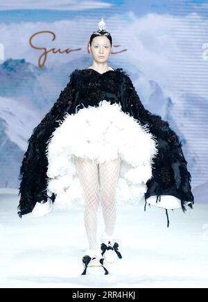 201205 -- JINAN, 5 décembre 2020 -- Un modèle présente une création du designer chinois Guo Pei à Jinan, dans la province du Shandong de l est de la Chine, le 5 décembre 2020. CHINE-SHANDONG-JINAN-DÉFILÉ DE MODE-GUO PEI CN CHENXJIANLI PUBLICATIONXNOTXINXCHN Banque D'Images