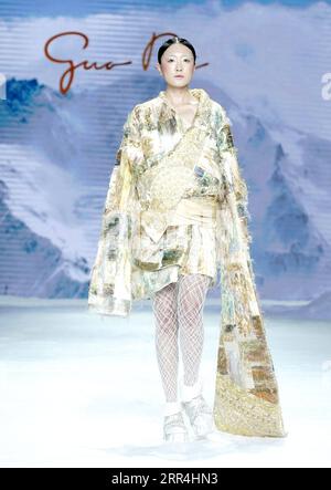 201205 -- JINAN, 5 décembre 2020 -- Un modèle présente une création du designer chinois Guo Pei à Jinan, dans la province du Shandong de l est de la Chine, le 5 décembre 2020. CHINE-SHANDONG-JINAN-DÉFILÉ DE MODE-GUO PEI CN CHENXJIANLI PUBLICATIONXNOTXINXCHN Banque D'Images